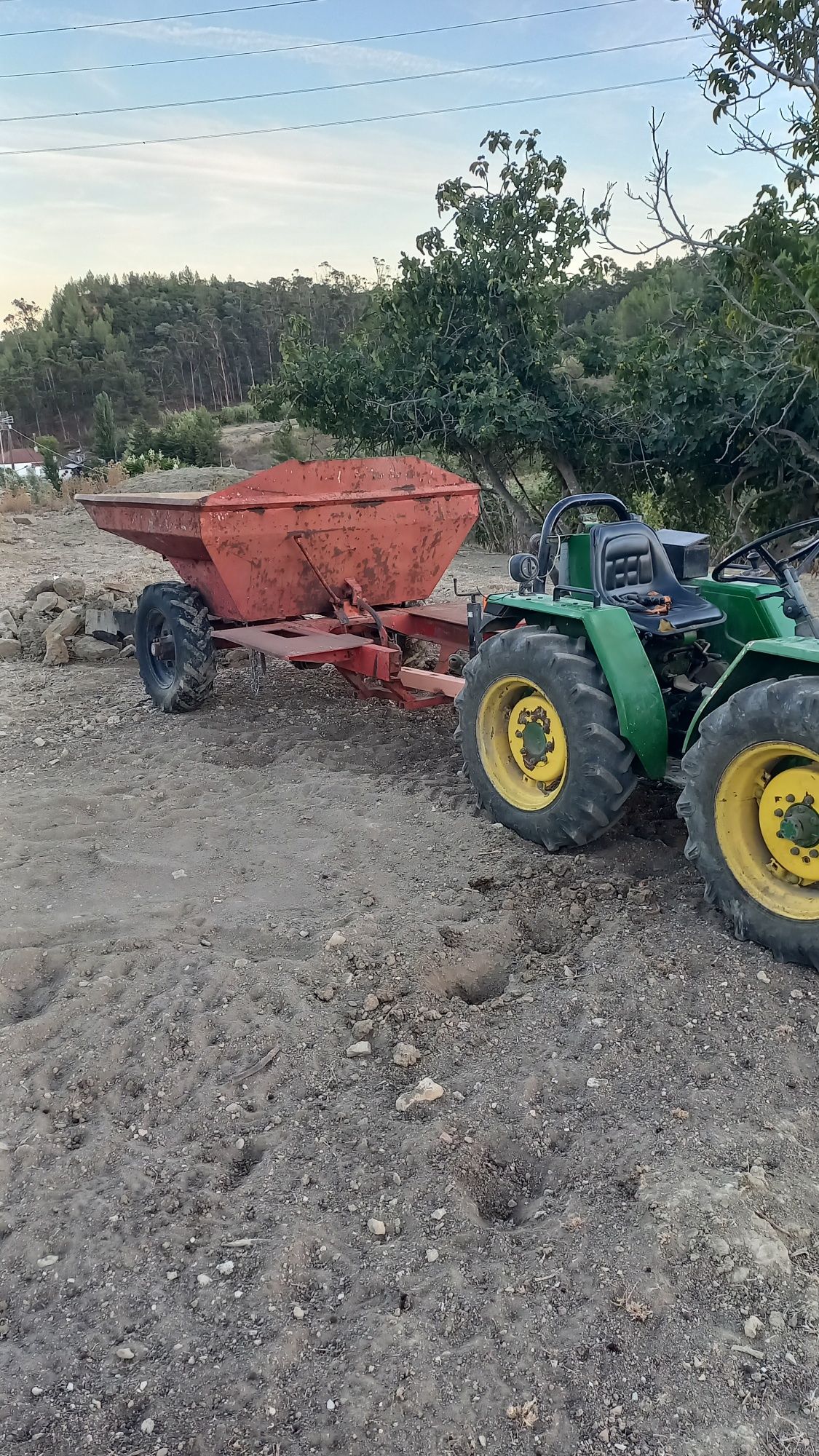 Atrelado dumper para pedra