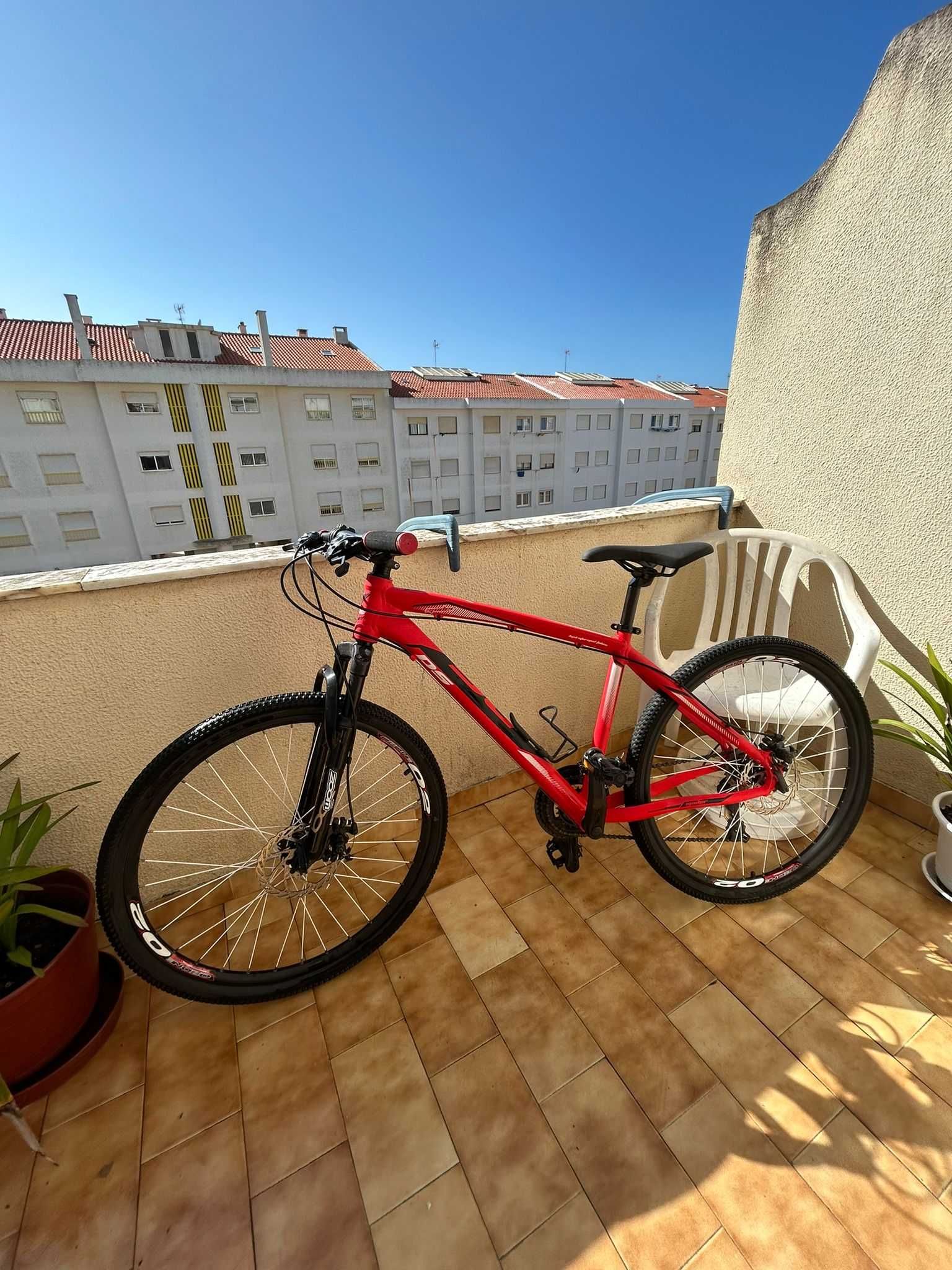 Bicicleta, marca DS spider. Em bom estado, com acessórios