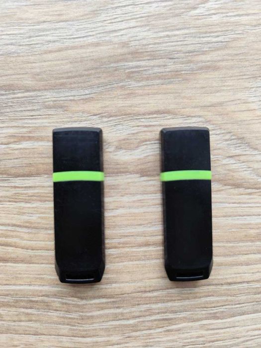 Дві USB-флешки по 16 ГБ. Продаю разом — ціна за 2 штуки.