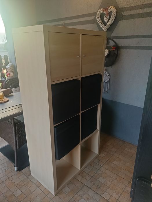 Regał z wkładami i szafkami