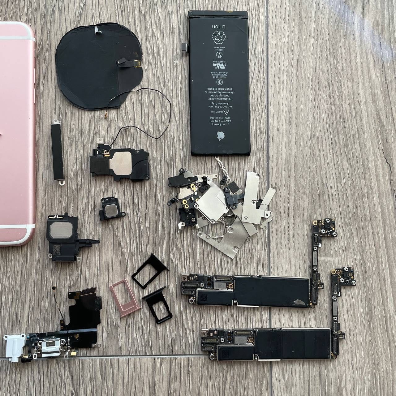 Лот запчастин до iPhone XR, 7 , 8 , 6S , 5 ( корпус батарея , шлейф )