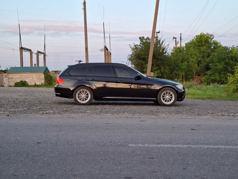 BMW 318D 8500 $    .