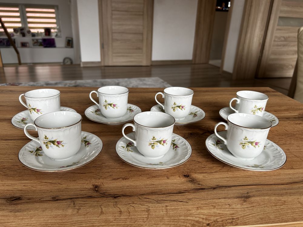 Małe filiżanki róża ze spodkami 7 szt. porcelana Bogucice