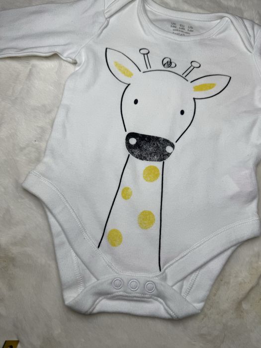Białe body z żyrafą