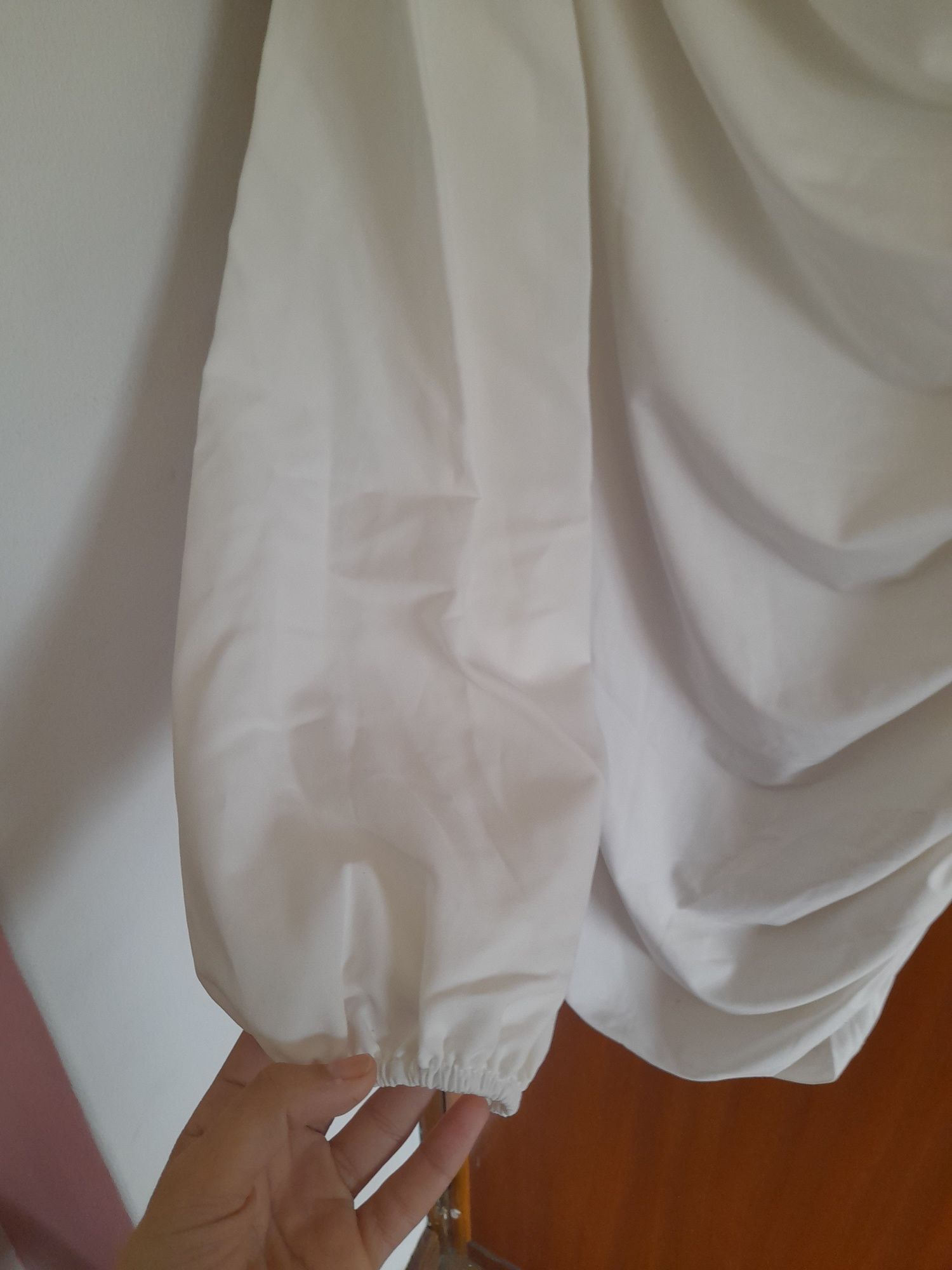 Vestido branco com portes incluídos