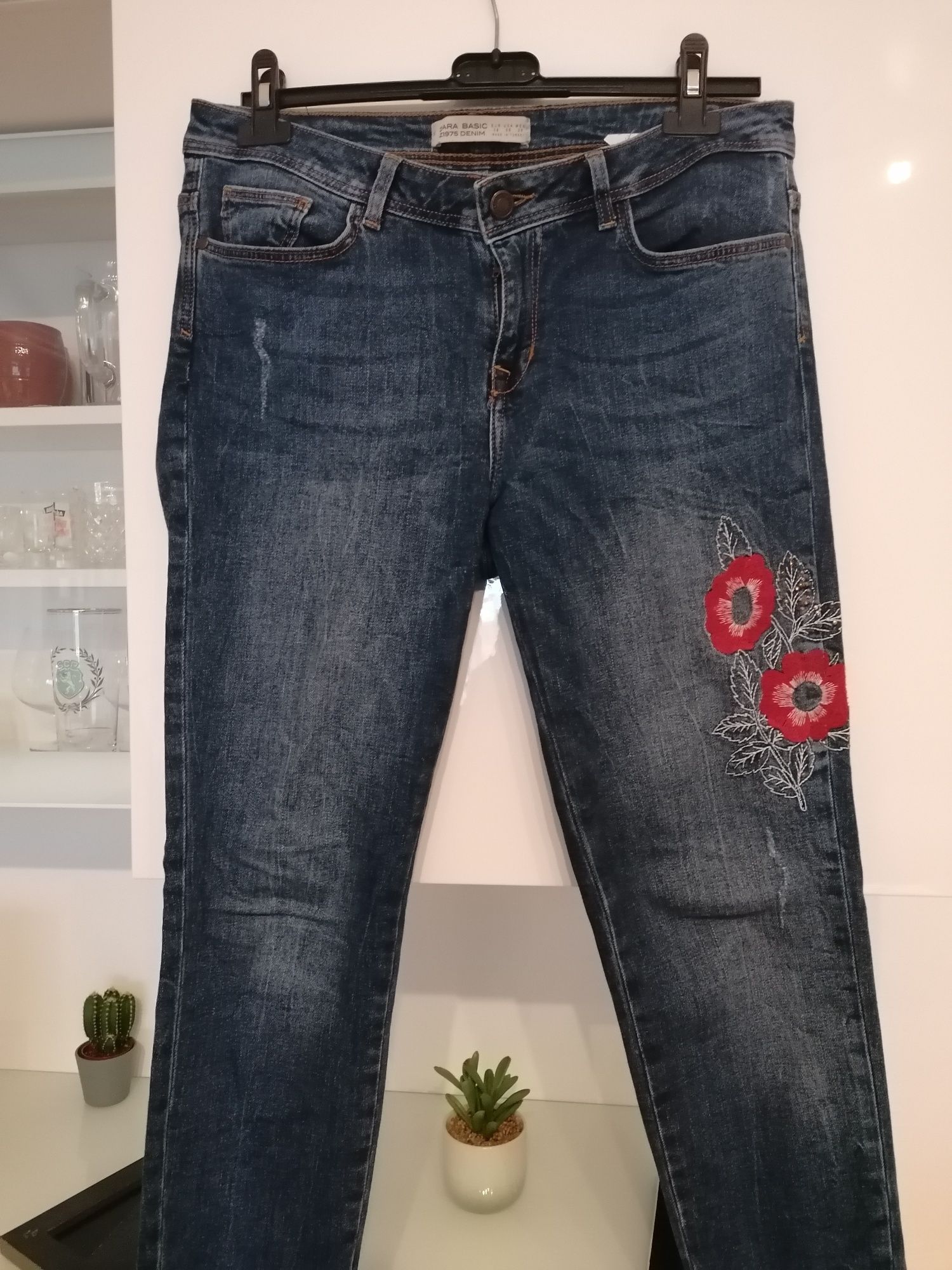 Calça de ganga com flor lateral - Zara tamanho 38