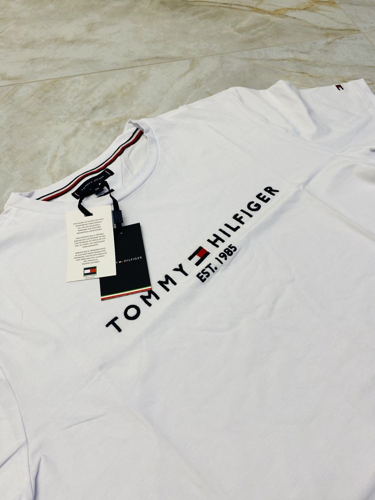 Biały t-shirt Tommy Hilfiger EST r. L logo haft