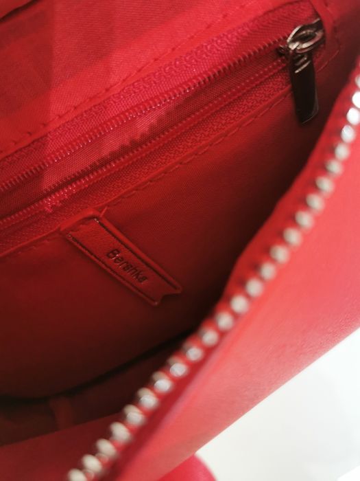 Carteira a tiracolo em excelente estado.