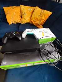 Xbox one x 1 tb + 2 pady