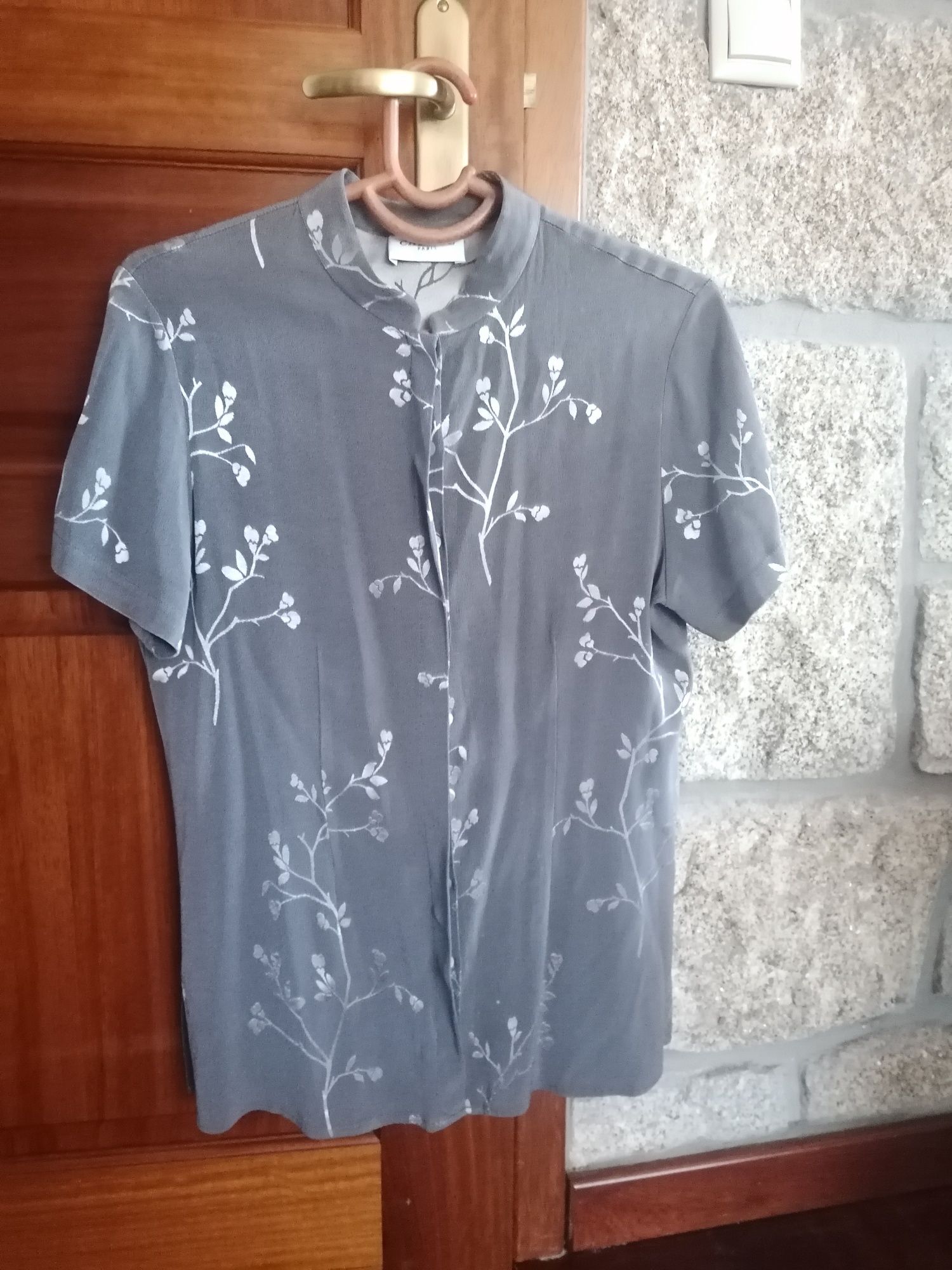 Camisa manga curta sem gola