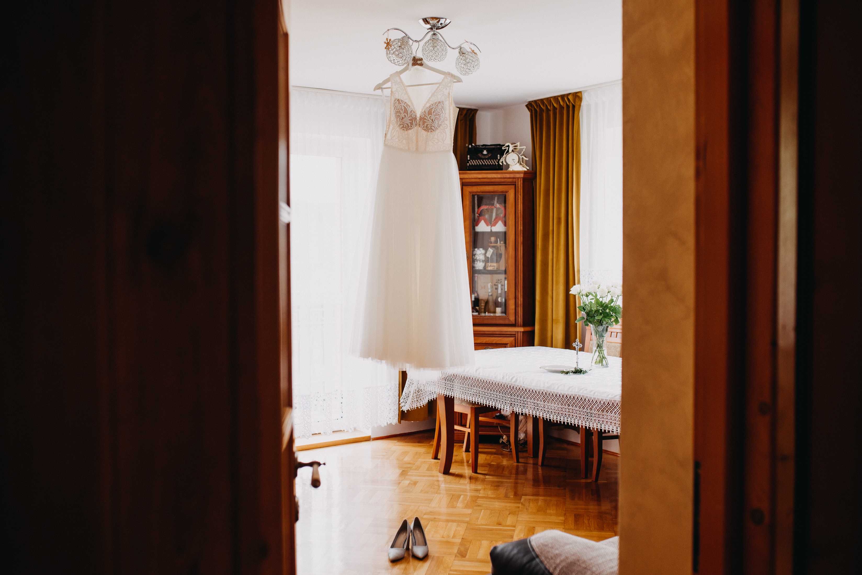 Suknia ślubna z brokatowym tiulem