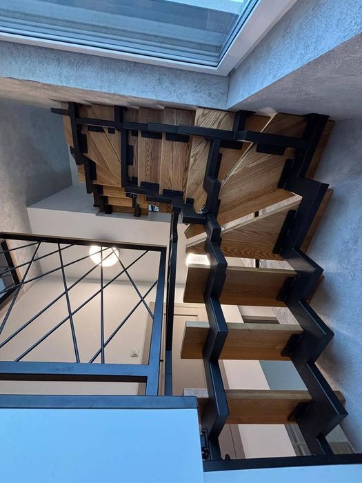 Schody drewniane na metalowej konstrukcji nowoczesne loft