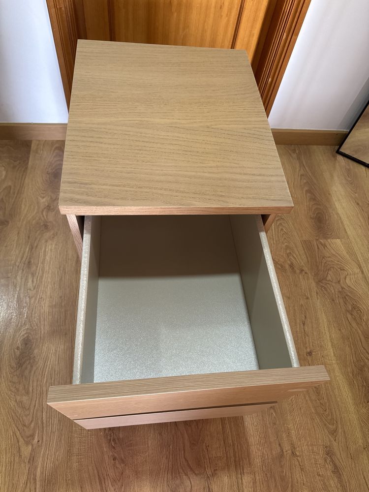 Mesa de cabeceira com duas gavetas