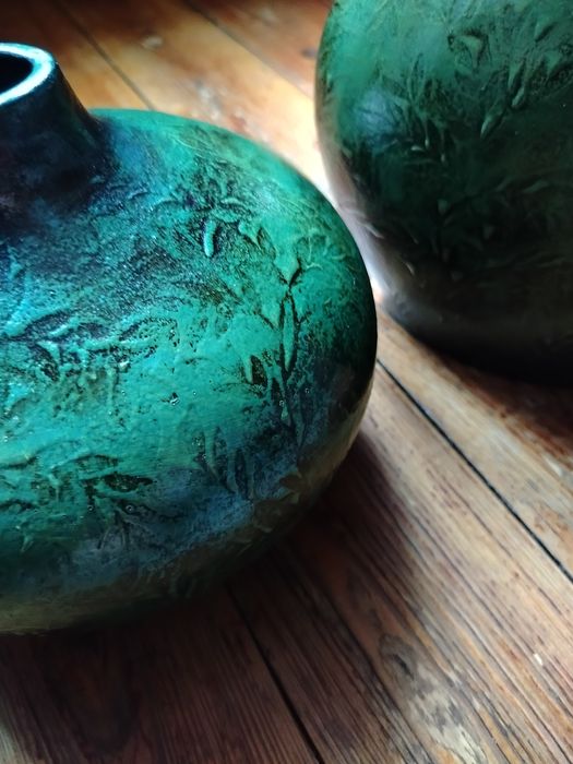 Komplet pięknych ceramicznych wazonow