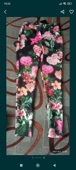 Брюки с цветным принтом