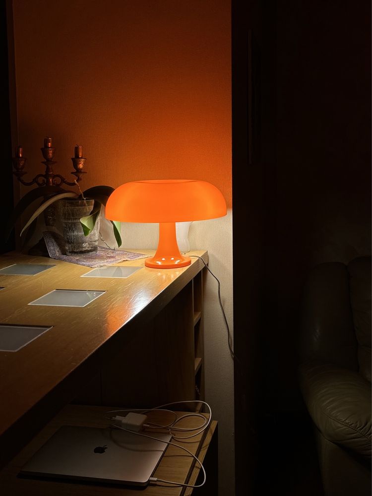 Лампа Nesso Artemide помаранчева mushroom lamp
