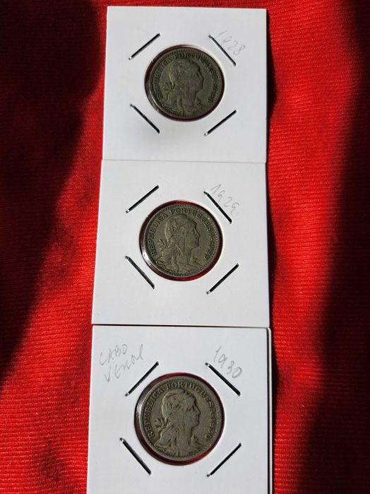 Moedas de 1 escudo e 50 centavos várias datas