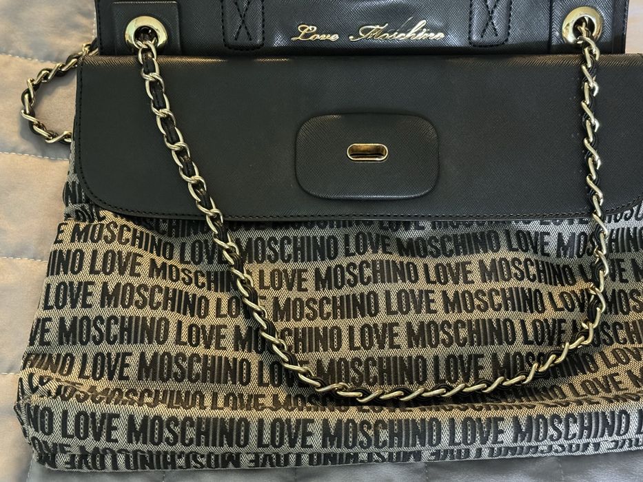 BOLSA MARCA MOSCHINO, em pele e lona.