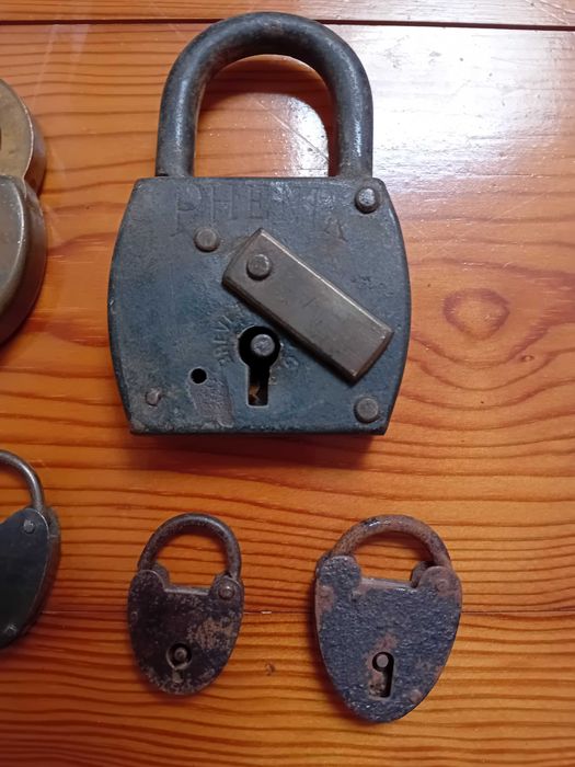 Lote de 9 cadeados antigos