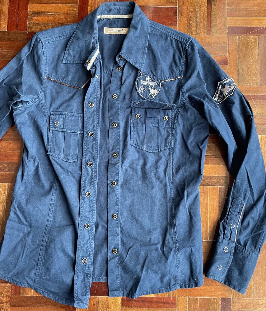 Camisa azul escura com botões metálicos (Tiffosi, tamanho L)