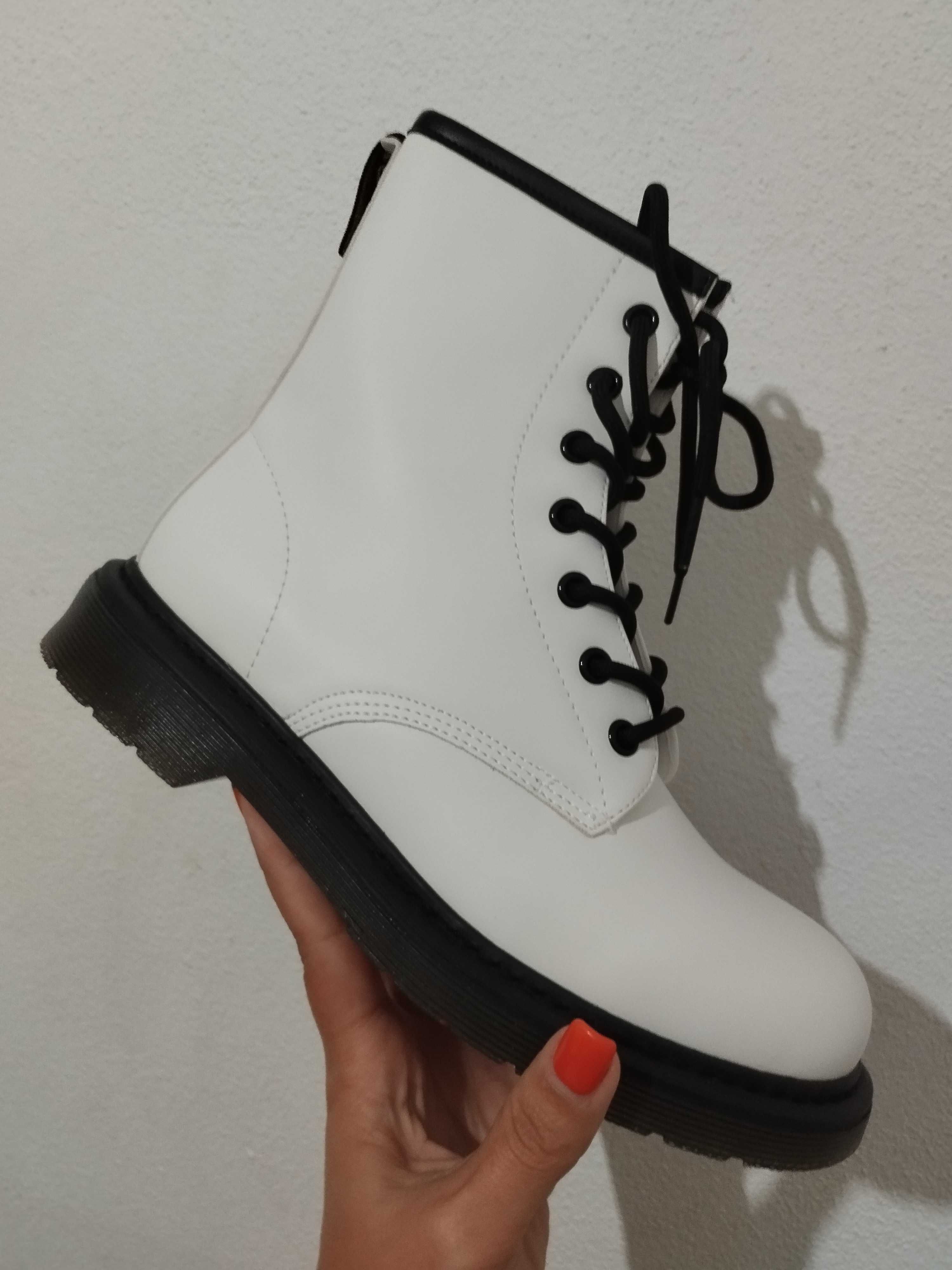 Botas militares brancas novas