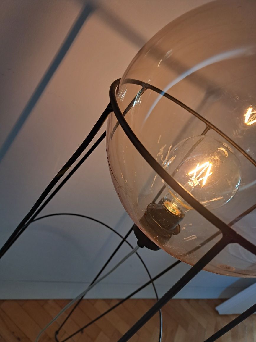 Lampa stojąca z kloszem