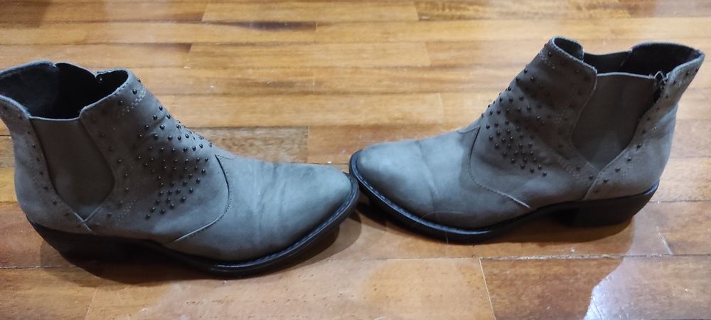 Botins castanhos da marca Beneton n. 39