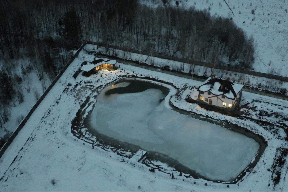 Дім у лісі біля озера з каміном під Києвом. Завжди є світло