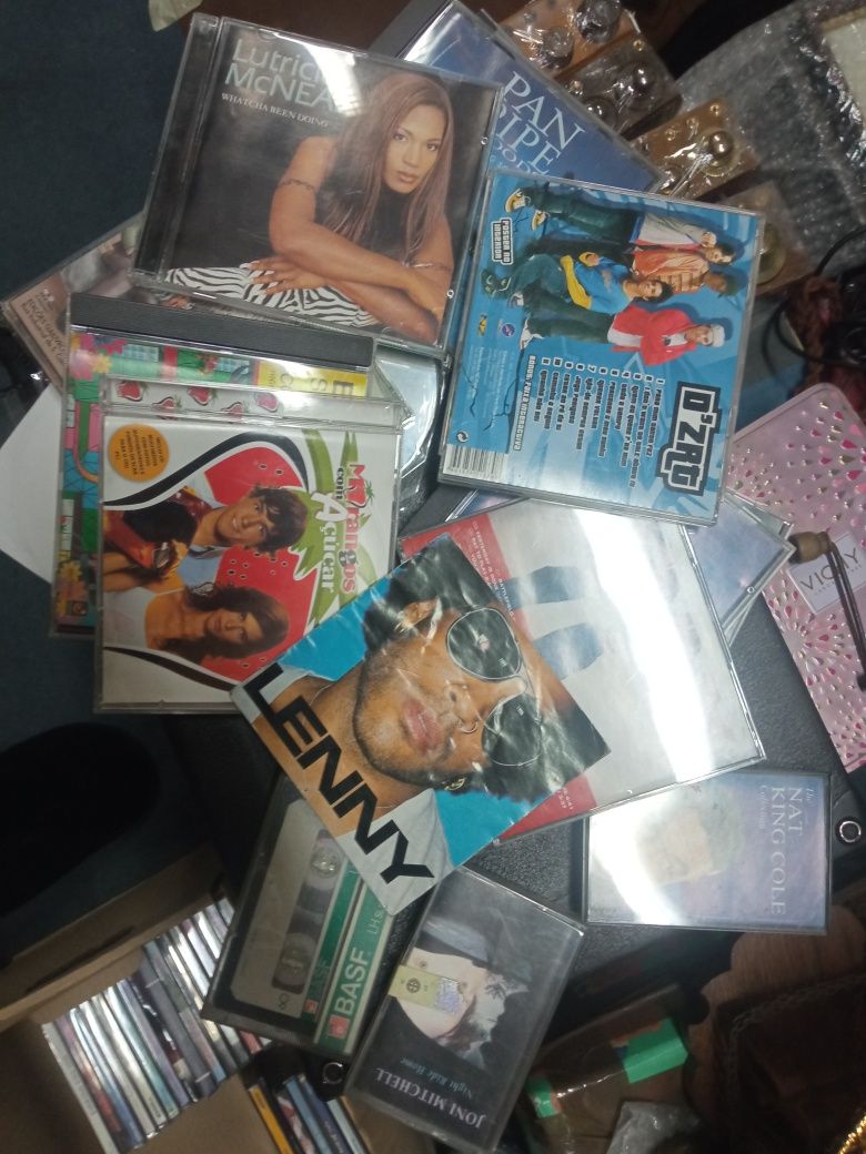 Discos vinil, CD,s cassetes.