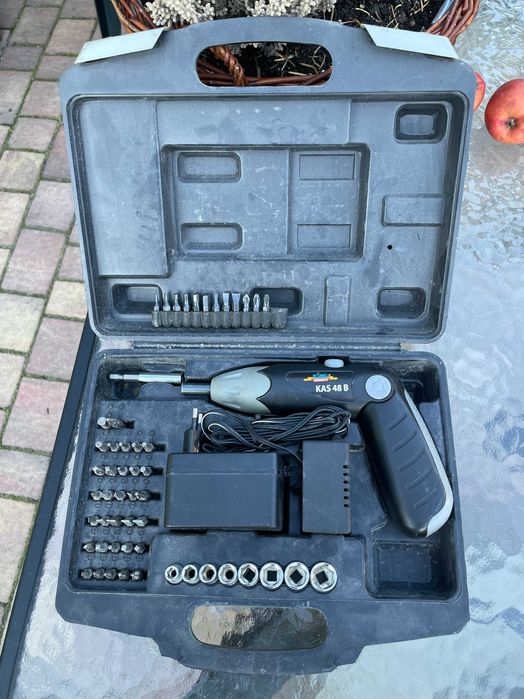 śrubokręt elektryczny zakrętak komplet bitów i walizka