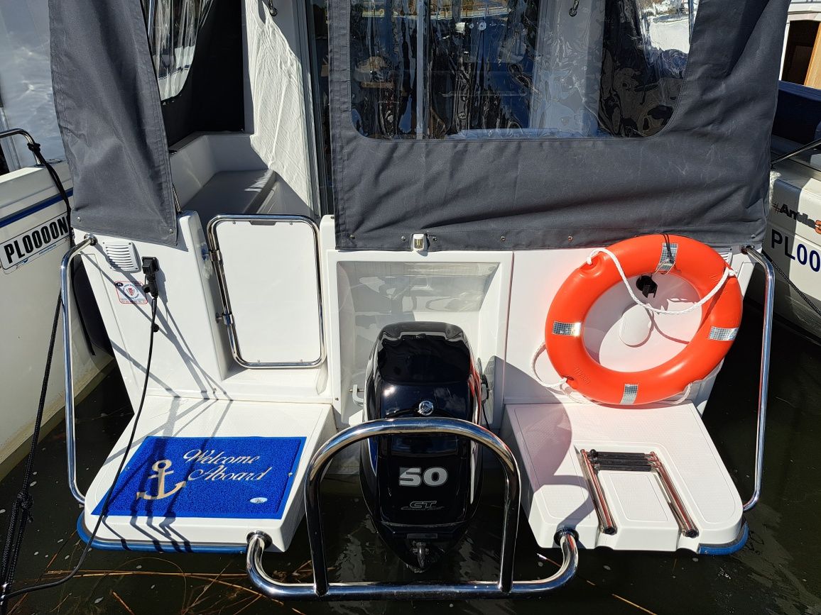 Czarter wynajem łodzi motorowej houseboat mazury bez patentu Quest 825