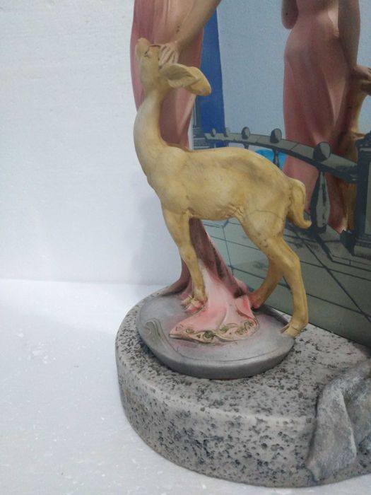 Estátua A Deusa e a Gazela com Espelho
