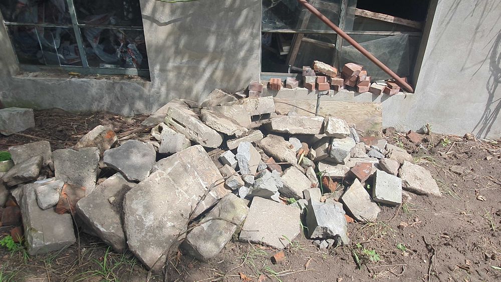 Gruz, kafle chodnikowe, kamienie, cegły