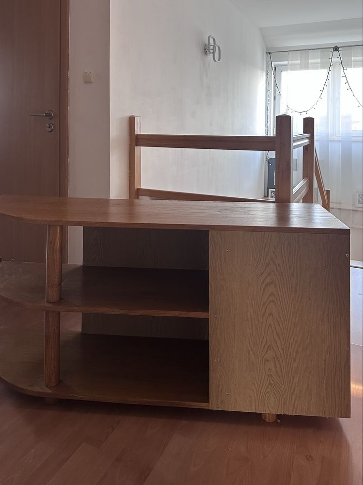Drewniany solidny regał w kolorze naturalnego dębu.