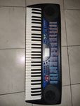 Piano com 100 musicas diferentes e várias funções.