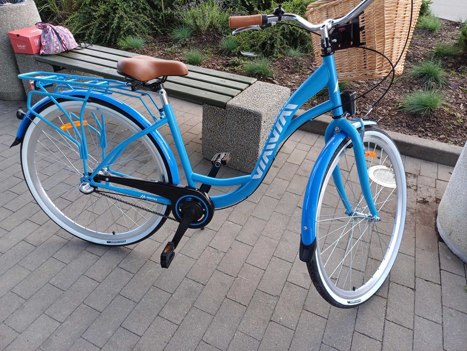 piękny niebieski rower miejski