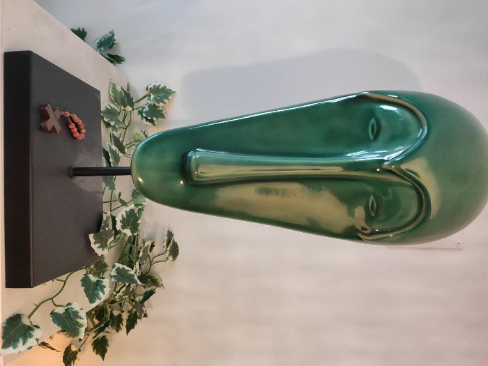 Estátua decorativa de porcelana com base em metal em forma cara Humana