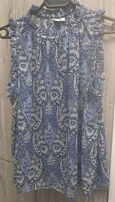 Luźna zwiewna cieniutka bluzeczka z uroczymi falbankami