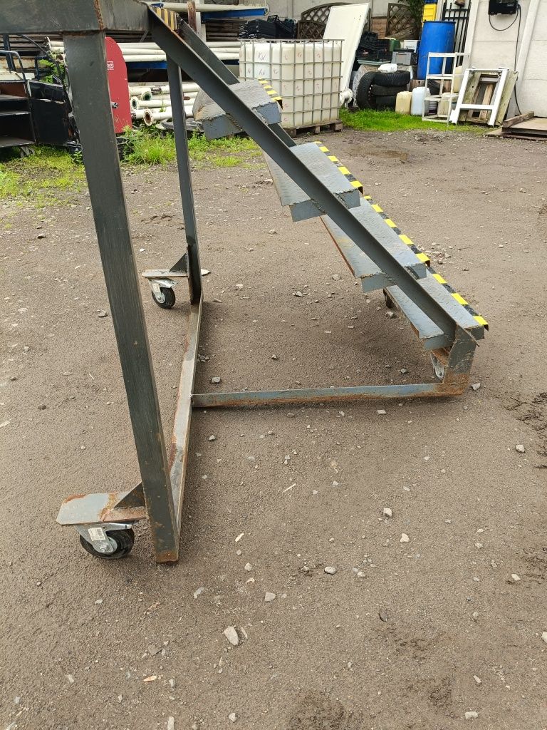 schody schodki podest ruchomy wejście