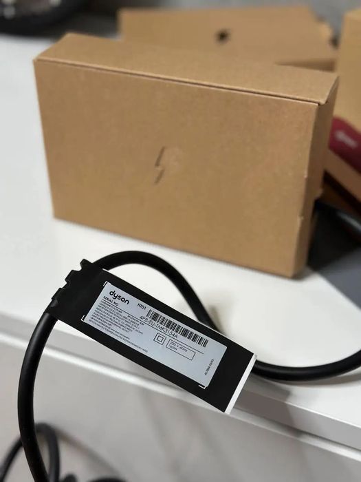 Dyson AirStrait з Європи — одночасне сушіння та вирівнювання