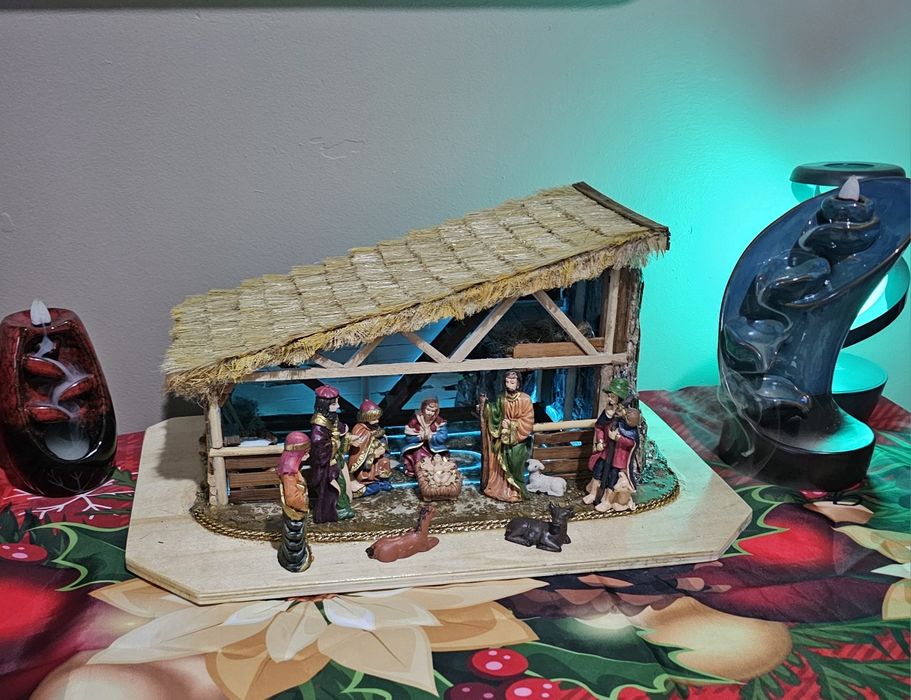 Szopka ze skałą z podświetleniem + 10 figurek.Ręcznie wykonana