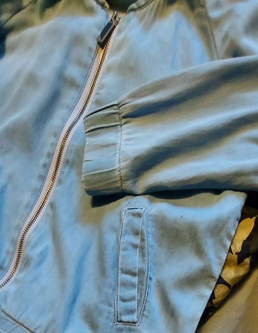 Mohito Błękitna kurtka bomberka jeansowa z napisami r. xs-34