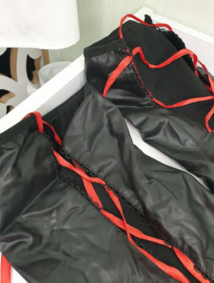 Высокие латексные кожаные чулки на шнуровке чёрные с красным