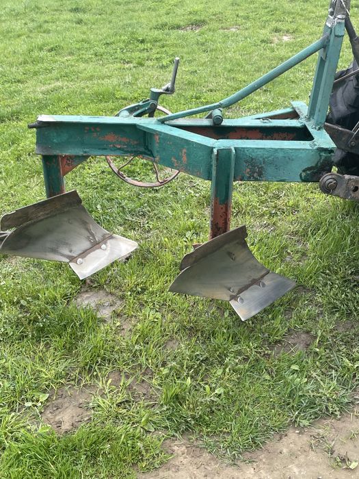 Плуг двокорпусний