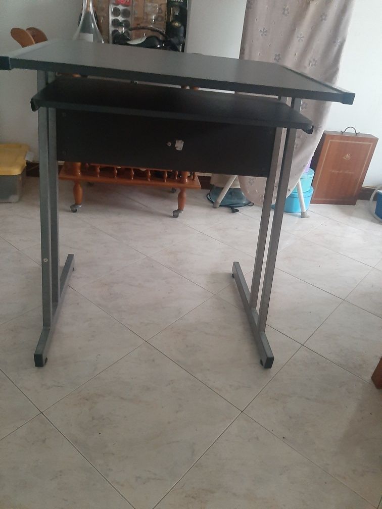 Secretária de Metal