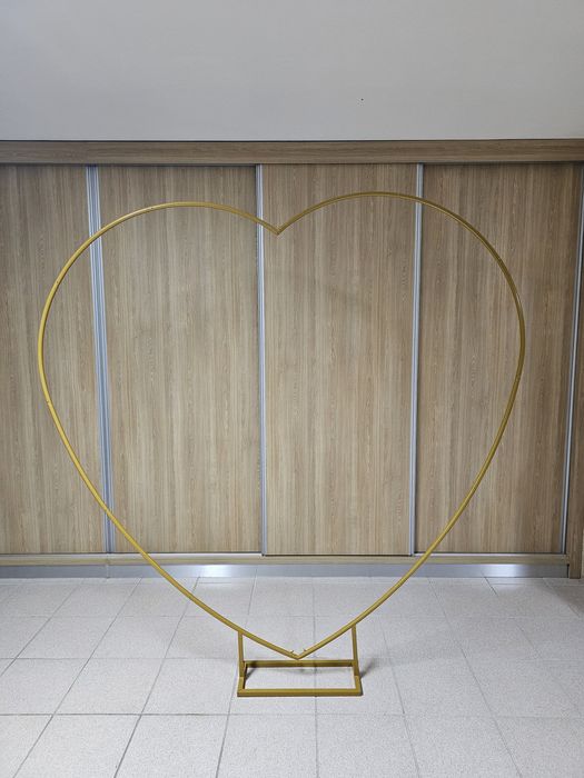 Alugo arco em forma de coração , com letreiro