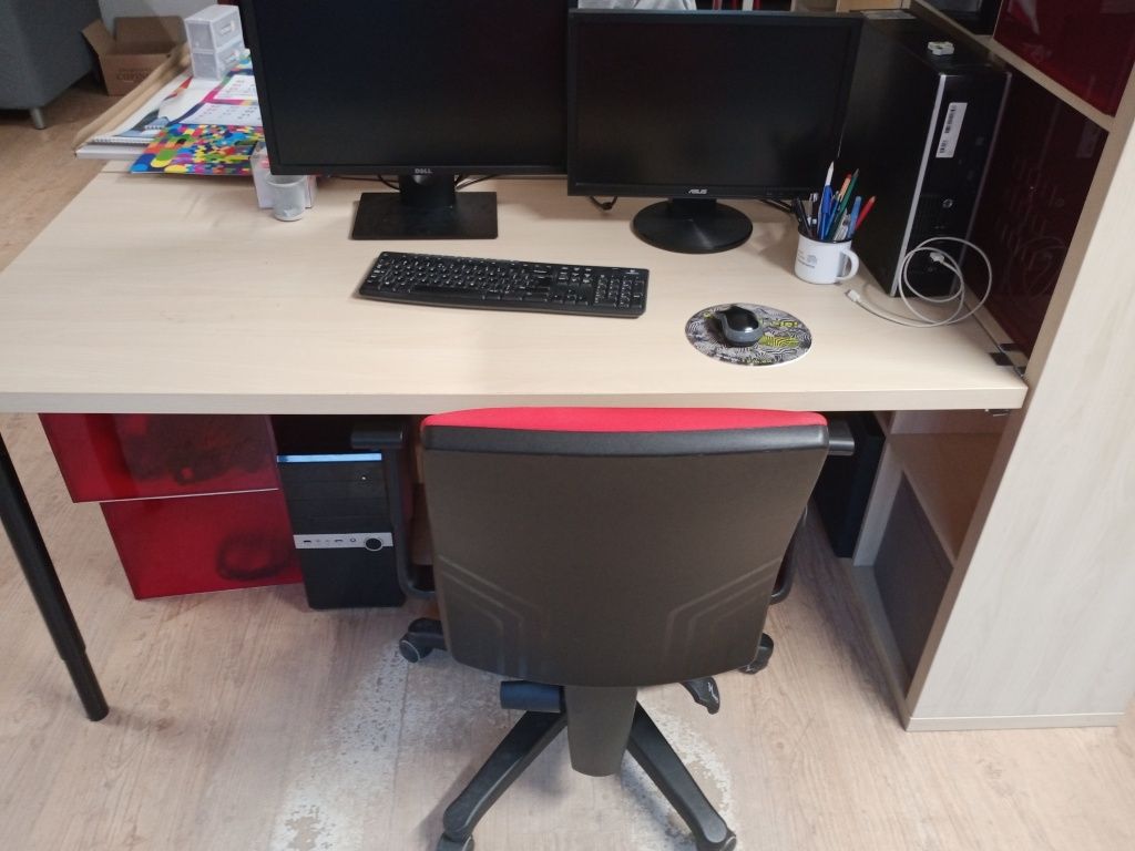 Zestaw mebli biurowych do openspace (4 biurka i regał)