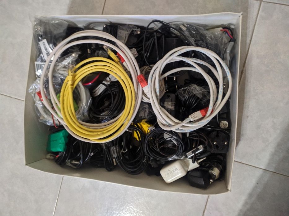 Vários carregadores e cabos de várias marcas, baterias, um rato, etc