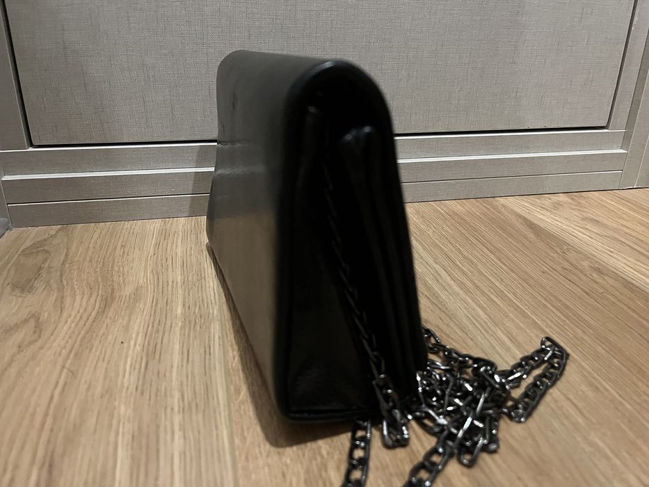 Mala preta com alça em metal