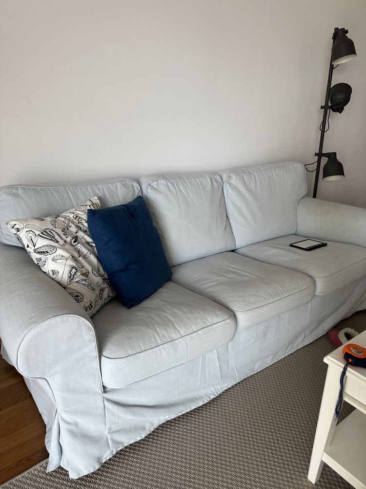 Sofa bege e sofa azul
